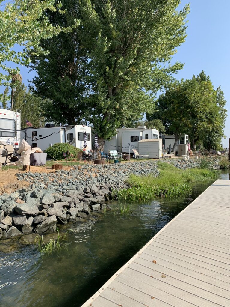campers and RV stays along the Sacramento River Delta at Snug Harbor Marina